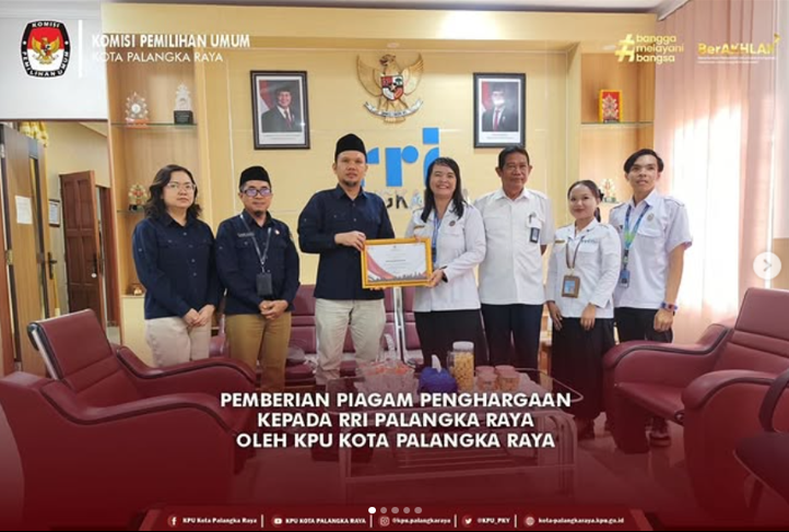 Pemberian Piagam Penghargaan Kepada RRI Palangka Raya oleh KPU Kota Palangka Raya