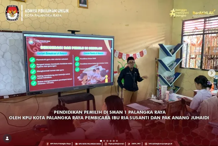 Pendidikan Pemilih di SMAN 1 Palangka Raya oleh KPU Kota Palangka Raya Pembicara Ibu Ria Susanti