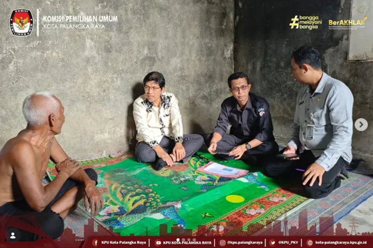 Staf KPU Kota Palangka Raya Melaksanakan Pencocokan dan Penelitian Terbatas (Coktas)