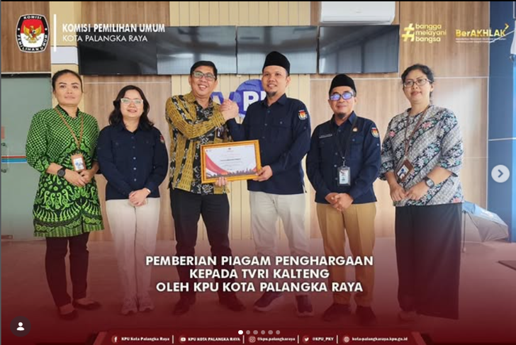 Pemberian Piagam Penghargaan Kepada TVRI Kalteng oleh KPU Kota Palangka Raya
