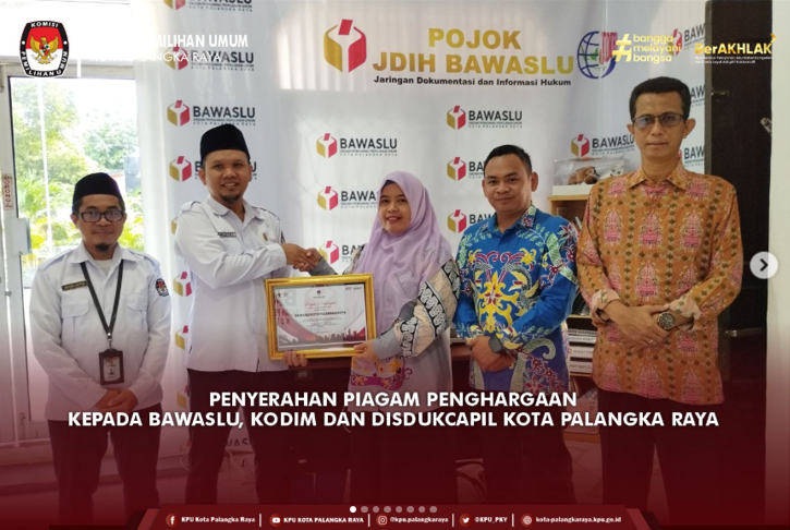 Penyerahan Piagam Penghargaan Kepada Bawaslu, Kodim dan Disdukcapil Kota Palangka Raya