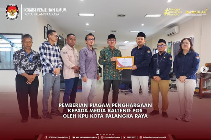 Pemberian Piagam Penghargaan Kepada media Kalteng Pos oleh KPU Kota Palangka Raya